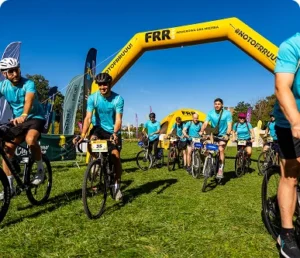 Uczestnicy rajdu rowerowego FRRuuu Wrocław ruszają w trasę i rozpoczynają niezapomnianą firmową integrację