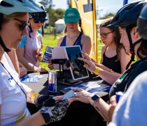 Uczestnicy rajdu rowerowego FRRuuu Poznań rozwiązują zadania dzięki współpracy