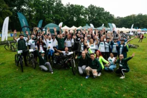 Uczestnicy rajdu rowerowego FRRuuu Warszawa - integracja firmowa na miasteczku rowerowym