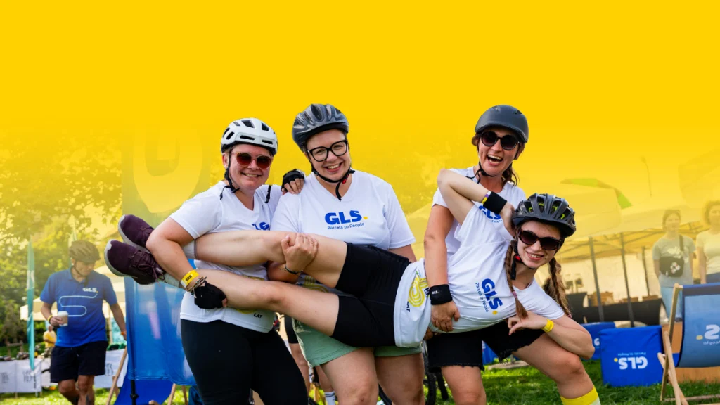 Uśmiechnięci uczestnicy firmowego Rajdu Rowerowego FRRuuu