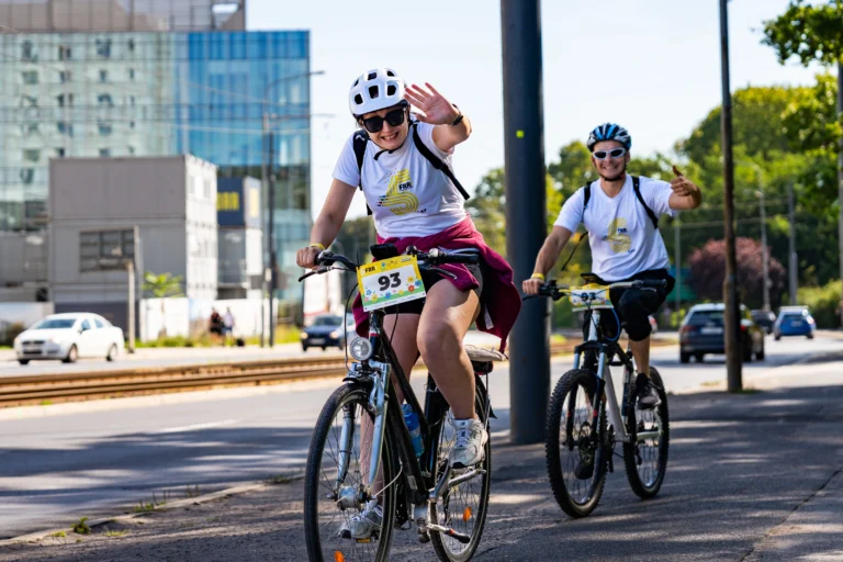 Dwoje rowerzystów na ulicy w mieście