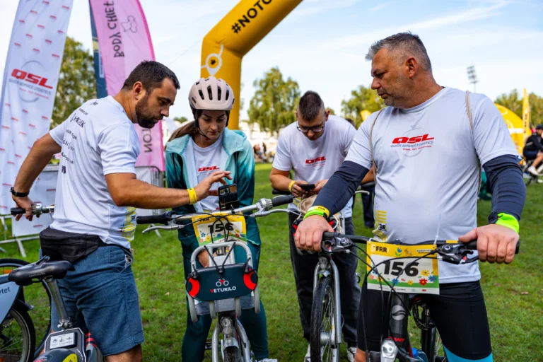 Drużyna z numerami startowymi przy rowerach