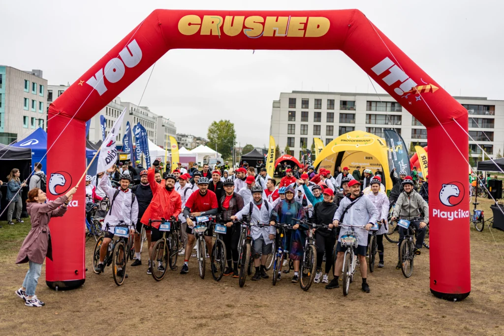 Drużyna Playtika, sponsora głównego FRRuuu Warszawa przygotowuje się do startu z dedykowaną falą