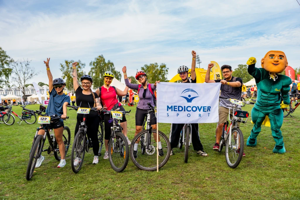Drużyna Medicover Sport pozuje na miasteczku rowerowym w trakcie Firmowego Rajdu Rowerowego Warszawa