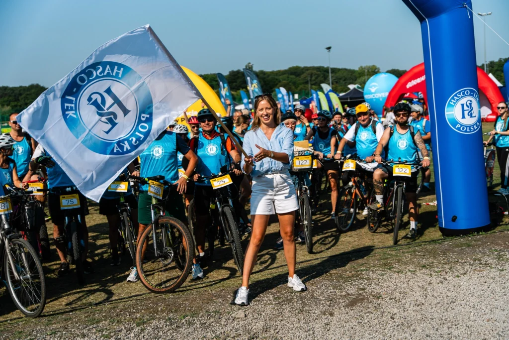 Zawodnicy Hasco-Lek, sponsora FRRuuu Wrocław przygotowują się do startu na miasteczku rowerowym.