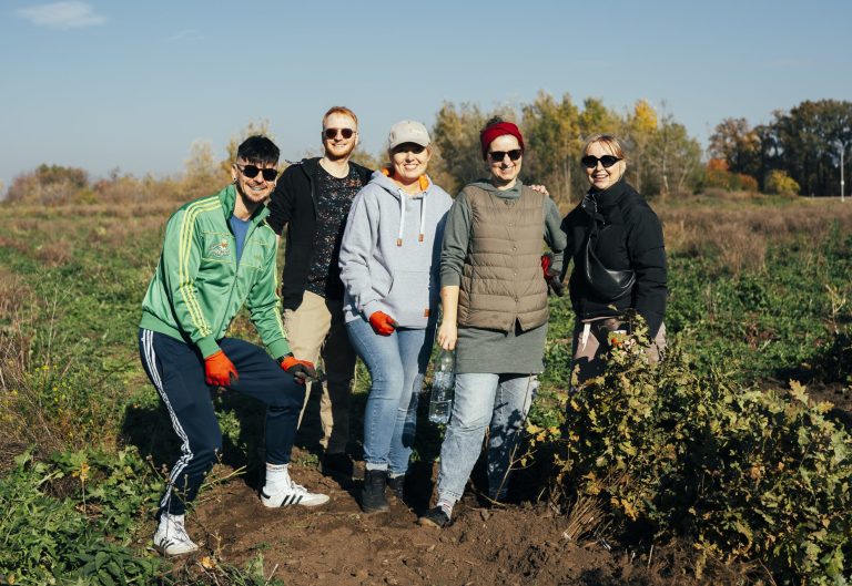Uczestnicy sadzą drzewa